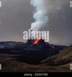 Der anhaltende Vulkanausbruch im Mt Fagradalsfjall, Südwest-Island. Der Ausbruch begann im März 2021, nur 30 km von Reykjavík entfernt. Stockfoto