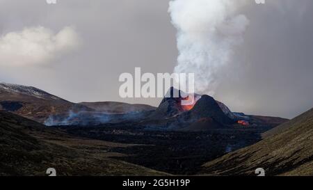 Der anhaltende Vulkanausbruch im Mt Fagradalsfjall, Südwest-Island. Der Ausbruch begann im März 2021, nur 30 km von Reykjavík entfernt. Stockfoto