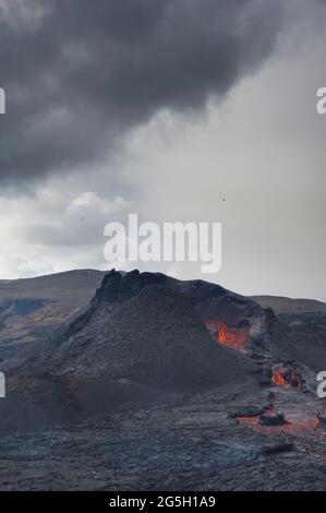 Der anhaltende Vulkanausbruch im Mt Fagradalsfjall, Südwest-Island. Der Ausbruch begann im März 2021, nur 30 km von Reykjavík entfernt. Stockfoto