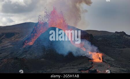 Der anhaltende Vulkanausbruch im Mt Fagradalsfjall, Südwest-Island. Der Ausbruch begann im März 2021, nur 30 km von Reykjavík entfernt. Stockfoto