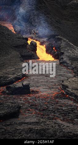 Der anhaltende Vulkanausbruch im Mt Fagradalsfjall, Südwest-Island. Der Ausbruch begann im März 2021, nur 30 km von Reykjavík entfernt. Stockfoto