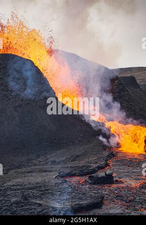 Der anhaltende Vulkanausbruch im Mt Fagradalsfjall, Südwest-Island. Der Ausbruch begann im März 2021, nur 30 km von Reykjavík entfernt. Stockfoto