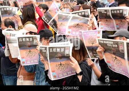 Demonstranten trauerten am 27. Juni 2021 im Piccadilly Circus um das Ende der Medienfreiheit mit der Schließung der Zeitung Apple Daily in Hongkong. Stockfoto