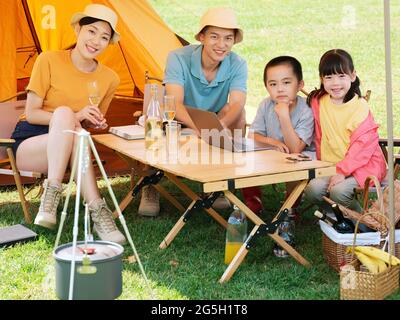 Glückliche Familie von vier Camping im Freien qualitativ hochwertige Foto Stockfoto