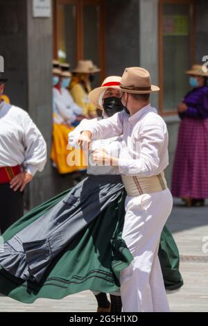 Tänzer in traditioneller Tracht bei Feiern für Dia de Canarias in Puerto de La Cruz, Teneriffa, kanarische Inseln, Spanien. 30 Mayo 2021 Stockfoto