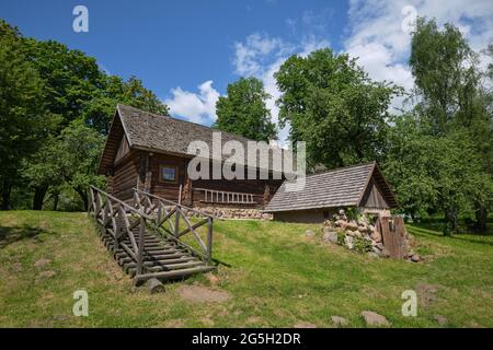 Das hölzerne Haus - die Stelle des Geburtsortes des weißrussischen Dichters Janka Kupala im Dorf Wjasynka, im Bezirk Minsk. Stockfoto