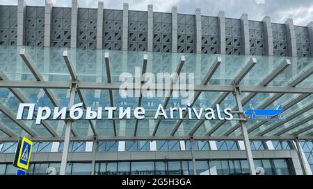 Simferopol, Krim-23. Juni 2021: Ein Schild auf dem modernen Flughafengebäude Stockfoto