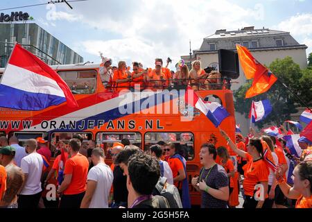 Tausende von niederländischen Fans, Zuschauern und Fans auf dem Weg zum Stadion, um die Niederlande während der UEFA EURO 2020, Runde von 16 Spiel zwischen den Niederlanden und der Tschechischen Republik am 27. Juni 2021 in der Ferenc Puskas Arena in Budapest zu unterstützen Quelle: SCS/Soenar Chamid/AFLO/Alamy Live News Stockfoto