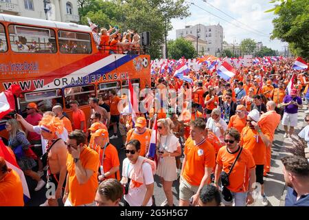 Tausende von niederländischen Fans, Zuschauern und Fans auf dem Weg zum Stadion, um die Niederlande während der UEFA EURO 2020, Runde von 16 Spiel zwischen den Niederlanden und der Tschechischen Republik am 27. Juni 2021 in der Ferenc Puskas Arena in Budapest zu unterstützen Quelle: SCS/Soenar Chamid/AFLO/Alamy Live News Stockfoto