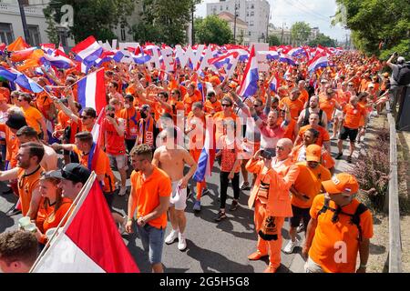 Tausende von niederländischen Fans, Zuschauern und Fans auf dem Weg zum Stadion, um die Niederlande während der UEFA EURO 2020, Runde von 16 Spiel zwischen den Niederlanden und der Tschechischen Republik am 27. Juni 2021 in der Ferenc Puskas Arena in Budapest zu unterstützen Quelle: SCS/Soenar Chamid/AFLO/Alamy Live News Stockfoto