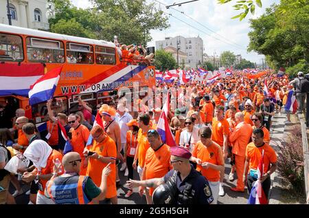 Tausende von niederländischen Fans, Zuschauern und Fans auf dem Weg zum Stadion, um die Niederlande während der UEFA EURO 2020, Runde von 16 Spiel zwischen den Niederlanden und der Tschechischen Republik am 27. Juni 2021 in der Ferenc Puskas Arena in Budapest zu unterstützen Quelle: SCS/Soenar Chamid/AFLO/Alamy Live News Stockfoto