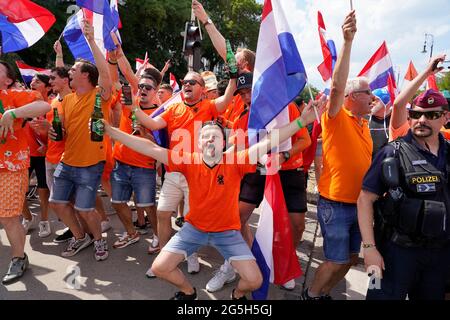 Tausende von niederländischen Fans, Zuschauern und Fans auf dem Weg zum Stadion, um die Niederlande während der UEFA EURO 2020, Runde von 16 Spiel zwischen den Niederlanden und der Tschechischen Republik am 27. Juni 2021 in der Ferenc Puskas Arena in Budapest zu unterstützen Quelle: SCS/Soenar Chamid/AFLO/Alamy Live News Stockfoto