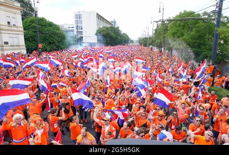 Tausende von niederländischen Fans, Zuschauern und Fans auf dem Weg zum Stadion, um die Niederlande während der UEFA EURO 2020, Runde von 16 Spiel zwischen den Niederlanden und der Tschechischen Republik am 27. Juni 2021 in der Ferenc Puskas Arena in Budapest zu unterstützen Quelle: SCS/Soenar Chamid/AFLO/Alamy Live News Stockfoto