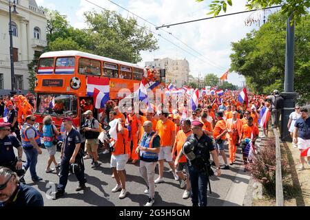 Tausende von niederländischen Fans, Zuschauern und Fans auf dem Weg zum Stadion, um die Niederlande während der UEFA EURO 2020, Runde von 16 Spiel zwischen den Niederlanden und der Tschechischen Republik am 27. Juni 2021 in der Ferenc Puskas Arena in Budapest zu unterstützen Quelle: SCS/Soenar Chamid/AFLO/Alamy Live News Stockfoto