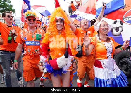 Tausende von niederländischen Fans, Zuschauern und Fans auf dem Weg zum Stadion, um die Niederlande während der UEFA EURO 2020, Runde von 16 Spiel zwischen den Niederlanden und der Tschechischen Republik am 27. Juni 2021 in der Ferenc Puskas Arena in Budapest zu unterstützen Quelle: SCS/Soenar Chamid/AFLO/Alamy Live News Stockfoto