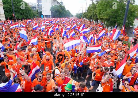 Tausende von niederländischen Fans, Zuschauern und Fans auf dem Weg zum Stadion, um die Niederlande während der UEFA EURO 2020, Runde von 16 Spiel zwischen den Niederlanden und der Tschechischen Republik am 27. Juni 2021 in der Ferenc Puskas Arena in Budapest zu unterstützen Quelle: SCS/Soenar Chamid/AFLO/Alamy Live News Stockfoto