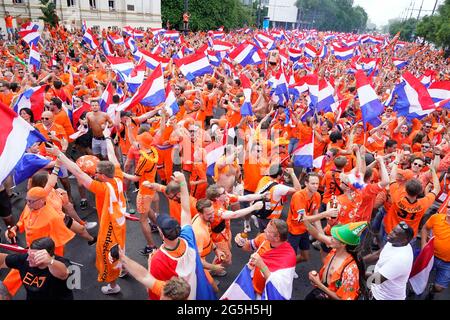 Tausende von niederländischen Fans, Zuschauern und Fans auf dem Weg zum Stadion, um die Niederlande während der UEFA EURO 2020, Runde von 16 Spiel zwischen den Niederlanden und der Tschechischen Republik am 27. Juni 2021 in der Ferenc Puskas Arena in Budapest zu unterstützen Quelle: SCS/Soenar Chamid/AFLO/Alamy Live News Stockfoto