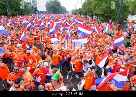 Tausende von niederländischen Fans, Zuschauern und Fans auf dem Weg zum Stadion, um die Niederlande während der UEFA EURO 2020, Runde von 16 Spiel zwischen den Niederlanden und der Tschechischen Republik am 27. Juni 2021 in der Ferenc Puskas Arena in Budapest zu unterstützen Quelle: SCS/Soenar Chamid/AFLO/Alamy Live News Stockfoto