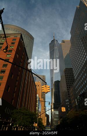 Die Vesey Street, benannt nach Rev. William Vesey (1674-1746), dem ersten Rektor der nahe gelegenen Trinity Church, verläuft durch Battery Park City in Lower Manhattan. Stockfoto