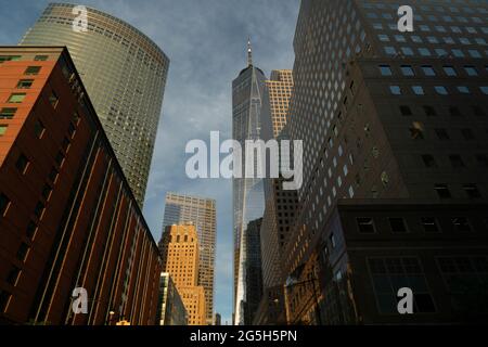 Die Vesey Street, benannt nach Rev. William Vesey (1674-1746), dem ersten Rektor der nahe gelegenen Trinity Church, verläuft durch Battery Park City in Lower Manhattan. Stockfoto