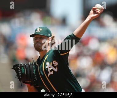 San Francisco, USA. Juni 2021. Oakland Athletics Starterkrug Cole Irvin (19) wirft am Sonntag, den 27. Juni 2021, im zweiten Inning im Oracle Park in San Francisco, Kalifornien, gegen die San Francisco Giants. (Foto: Nhat V. Meyer/Bay Area News Group/TNS/Sipa USA) Quelle: SIPA USA/Alamy Live News Stockfoto