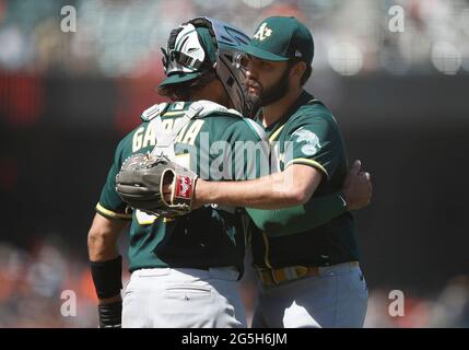 San Francisco, USA. Juni 2021. Lou Trivino (62) von Oakland Athletics umarmt Aramis Garcia (37) von Oakland Athletics, nachdem er am Sonntag, den 27. Juni 2021, im Oracle Park in San Francisco, Kalifornien, die San Francisco Giants im Jahr 6-2 gewonnen hatte. (Foto: Nhat V. Meyer/Bay Area News Group/TNS/Sipa USA) Quelle: SIPA USA/Alamy Live News Stockfoto