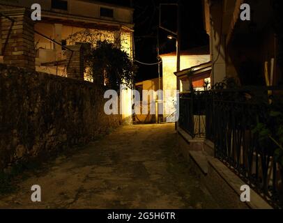 Dorfstraße in Xanthates, Korfu, Griechenland bei Nacht Stockfoto