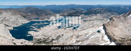 In der Desolation Wilderness liegt der Lake Aloha hoch in den Sierra Nevada Mountains im Norden Kaliforniens. Dieses Gebiet ist staatlich geschützt. Stockfoto