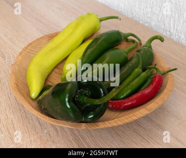 Holzplatte mit Mischung aus verschiedenen Paprika. jalapeño, serrano, Poblano, XCatik. Chiles-Fresken Stockfoto