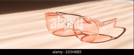 Modische rosa Sonnenbrille auf beigem Hintergrund. Verkaufskonzept für den Sommer. Horizontales Banner – Bild Stockfoto
