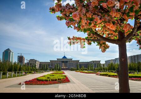 Nur-Sultan. Kasachstan - 09.03.2013 - Neue Büro- und Verwaltungsgebäude in der Hauptstadt von Kasachstan. Stockfoto