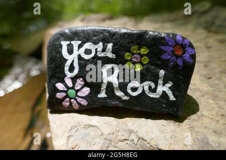 Nahaufnahme von Freundlichkeit Rock with You Rock Message bemalt Stockfoto
