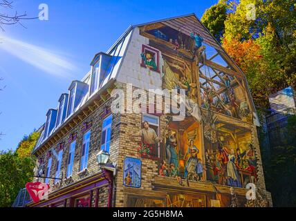 Farbenfrohe und historische Wandgemälde in der Altstadt von Quebec City. EINE Stadtlandschaft, die sich im französischen Stil überfüllt. Quebec, Kanada, Oktober 2016. Stockfoto