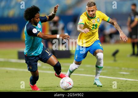 Goiania, Brasilien. Juni 2021. Der Brasilianer Everton (R) spielt mit dem Ecuadorer Angelo Preciado während des Fußballspiels der Copa America Gruppe B zwischen Brasilien und Ecuador am 27. Juni 2021 in Goiania, Brasilien, 2021. Quelle: LUCIO TAVORA/Xinhua/Alamy Live News Stockfoto