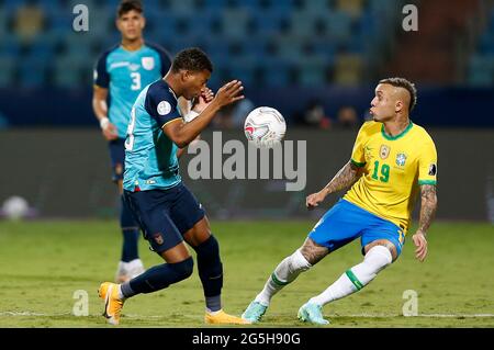 Goiania, Brasilien. Juni 2021. Der Brasilianer Everton (R) spielt mit dem Ecuadorer Gonzalo Plata während des 2021 Fußballspiels der Copa America Gruppe B zwischen Brasilien und Ecuador am 27. Juni 2021 in Goiania, Brasilien. Quelle: LUCIO TAVORA/Xinhua/Alamy Live News Stockfoto