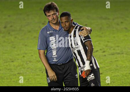 Santos, Brasilien. Juni 2021. Diniz von Santos mit Tche Tche, den er nach dem Fußballspiel der brasilianischen Nationalliga (Campeonato Brasileiro) zwischen Santos und Atlético Mineiro in Vila Belmiro in Santos, Brasilien, in Sao Paulo leitete. Kredit: SPP Sport Pressefoto. /Alamy Live News Stockfoto