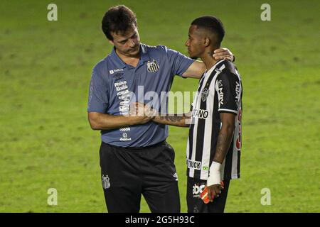 Santos, Brasilien. Juni 2021. Diniz von Santos mit Tche Tche, den er nach dem Fußballspiel der brasilianischen Nationalliga (Campeonato Brasileiro) zwischen Santos und Atlético Mineiro in Vila Belmiro in Santos, Brasilien, in Sao Paulo leitete. Kredit: SPP Sport Pressefoto. /Alamy Live News Stockfoto