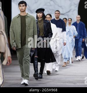 Modelle laufen auf der Piste während der BASSIKE Winter Collection 2021 Show während der AAFW Resort 2022 Collections bei Carriageworks am 1. Juni 2021 in Sydn Stockfoto