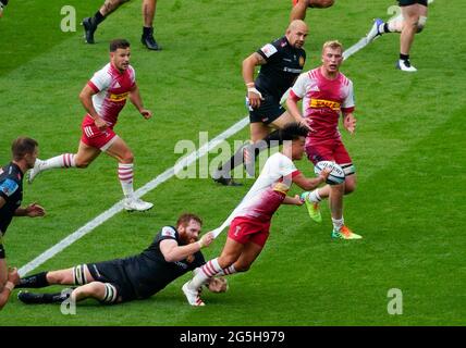 Harlekine fliegen zur Hälfte Marcus Smith entlastet den Ball und flankiert Kennigham während des Gallagher Premiership Rugby Finales, Exeter Chiefs -V- Harlekine, Stockfoto