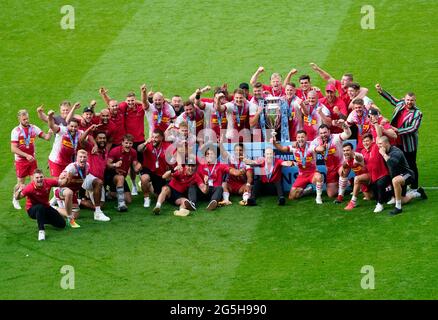 Harlekine-Spieler feiern am Samstag, den Juni, beim Schlusspfiff, nachdem sie das Gallagher Premiership Rugby-Finale, Exeter Chiefs -V- Harlekins, gewonnen haben Stockfoto