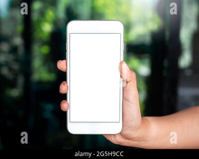 Mockup-Bild des Telefons. Nahaufnahme eines weißen leeren Bildschirms auf dem Mobiltelefon in der Hand. Weißes Smartphone mit Handgriff und leerem Bildschirm. Stockfoto