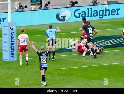 Exeter Chiefs Stuart Hogg feiert Sam Simmonds Versuch während des Gallagher Premiership Rugby Finales, Exeter Chiefs -V- Harlekins, am Samstag, den 26. Juni Stockfoto