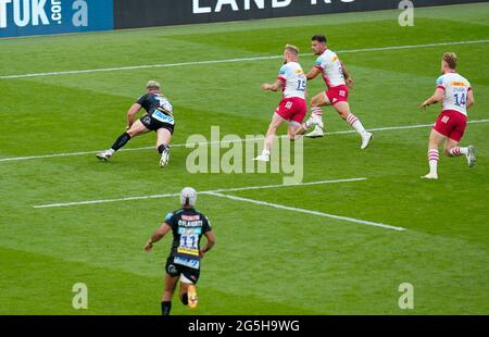 Exeter Chiefs Stuart Hogg taucht auf, um beim Gallagher Premiership Rugby-Finale, Exeter Chiefs -V- Harlekins, am Samstag, den 26. Juni, Stockfoto