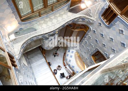 Barcelona, Spanien. Juni 2021. Touristen besuchen die Casa Batllo, ein berühmtes Gebäude, das vom Architekten Antoni Gaudi entworfen wurde, in Barcelona, Spanien, 27. Juni 2021. UM MIT "Spaniens größten Städten zu GEHEN, starten Kampagnen, um int'l Besucher zurück zu locken" Credit: Zhang Cheng/Xinhua/Alamy Live News Stockfoto