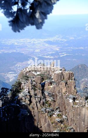 Affe Watching the Sea (猴子观海) ist ein Affenförmiger Felsblock auf dem Berg Huangshan (Gelber Berg), Anhui, China. Stockfoto