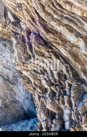 Nahaufnahme einer Felsformation am Ufer des portugiesischen Strandes im Mendocino Headlands State Park, Kalifornien Stockfoto