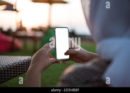 Beschnittene Ansicht der Hände einer Frau mit Smartphone und leerem Bildschirm für den Kopierbereich Stockfoto