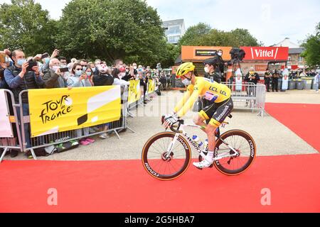 Tour de France 2021, Etappe 2 Perros -Guirec zur Mur de Bretagne Guerledan. Juni 2021. Der gestrige Etappensieger Julian Alaphilippe für das Team Deceuninck Quick Step fährt zum Start des Rennens. Kredit: Peter Goding/Alamy Live Nachrichten Stockfoto