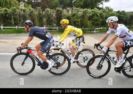 Tour de France 2021, Etappe 2 Perros -Guirec zur Mur de Bretagne Guerledan. Juni 2021. Der gestrige Etappensieger Julian Alaphilippe für das Team Deceuninck Quick Step Credit: Peter Goding/Alamy Live News Stockfoto