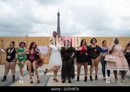 Paris, Frankreich. Juni 2021. Models laufen auf der Piste während der Show All sizes Catwalk im Rahmen der Paris Fashion Week am 27. Juni 2021 in Paris, Frankreich. Foto von Aurore Marechal/ABACAPRESS.COM Quelle: Abaca Press/Alamy Live News Stockfoto